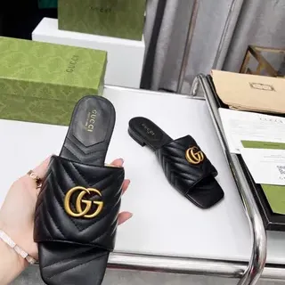 Gucci GG Marmont Pantuflas de Cuero Negro Acolchadas