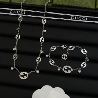 Gucci GG Marmont রূপালি সাদা Interlocking G Motif পাভে ক্রিস্টাল এক্সেন্ট নেকলেস