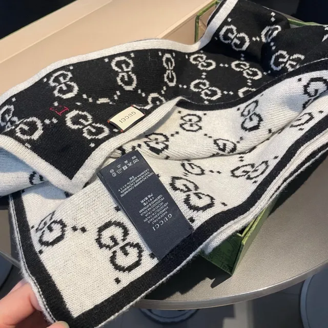 Gucci GG Monogram Negro Blanco Tricó doble cara Interlocking Cachemira Bufanda 8