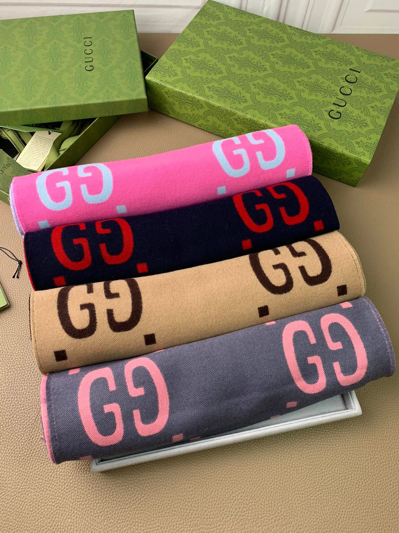 Gucci GG Monogram Écharpe en Cachemire Double Face 4