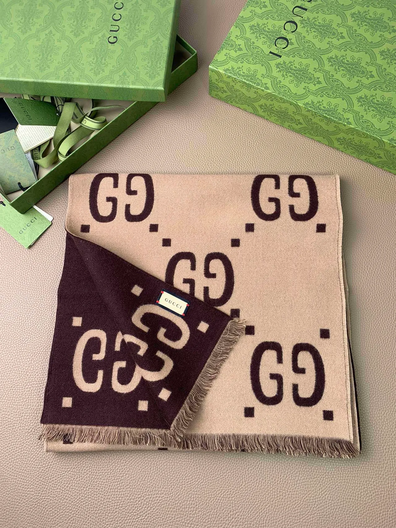 Gucci GG Monogram Écharpe en Cachemire Double Face 5