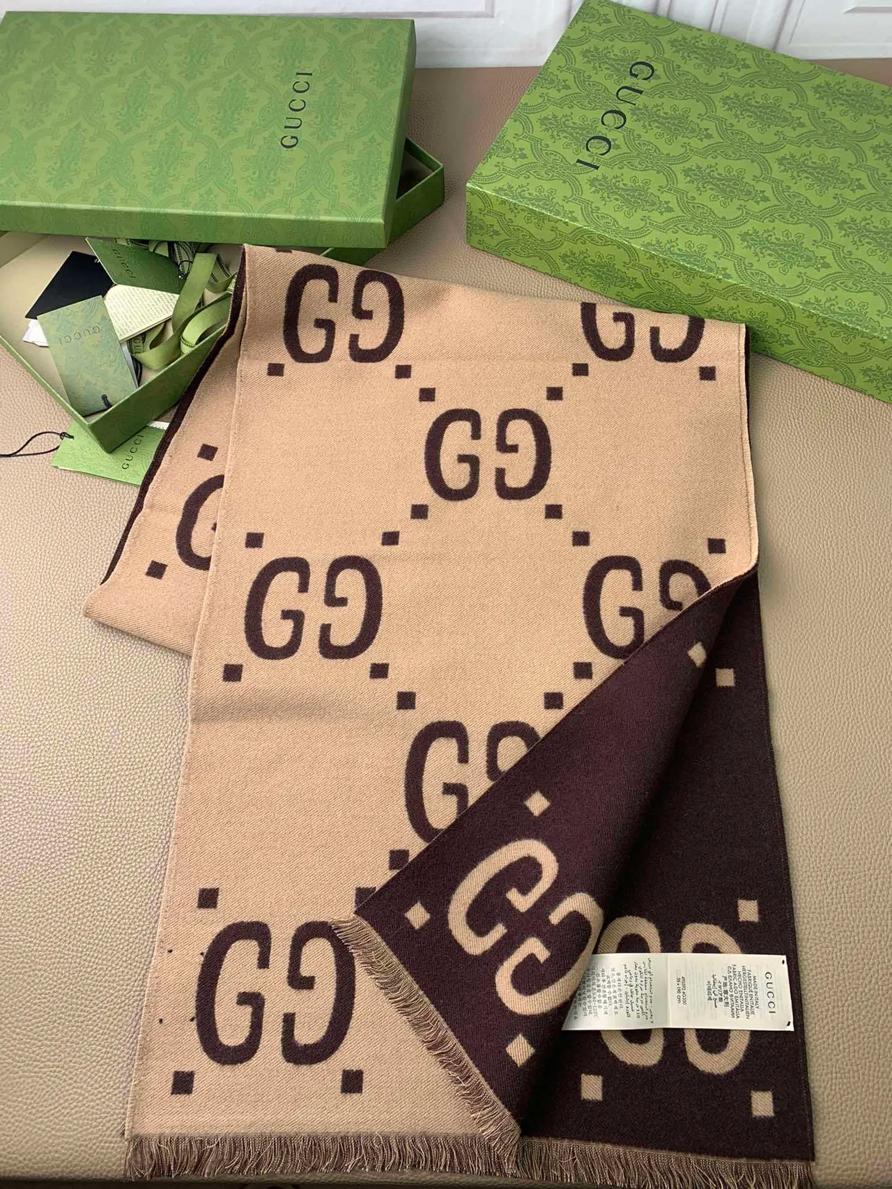 Gucci GG Monogram Écharpe en Cachemire Double Face 6
