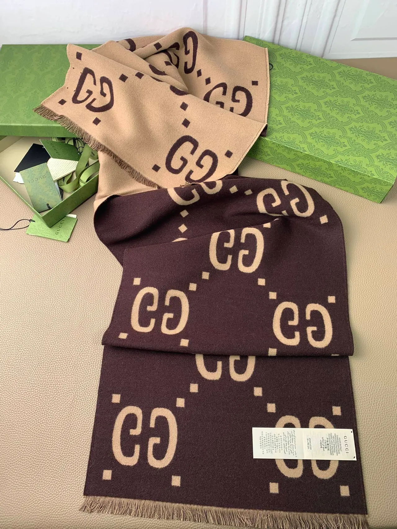 Gucci GG Monogram Écharpe en Cachemire Double Face 7