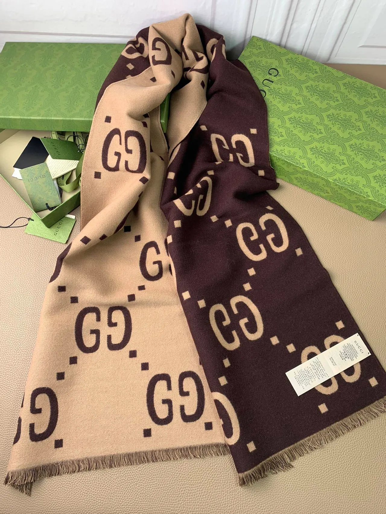 Gucci GG Monogram Écharpe en Cachemire Double Face 8