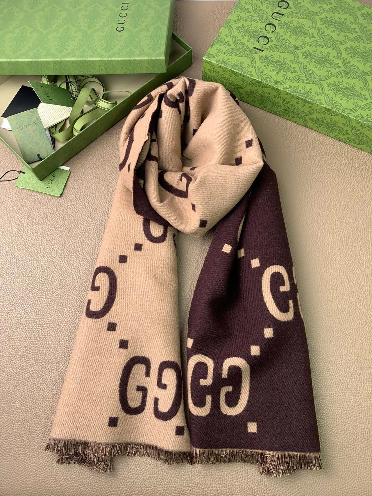 Gucci GG Monogram Écharpe en Cachemire Double Face 9