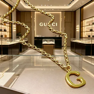 Collier Gucci Chaîne Chunky Curb-Link en Or avec Pendentif G Sculpté Oversized