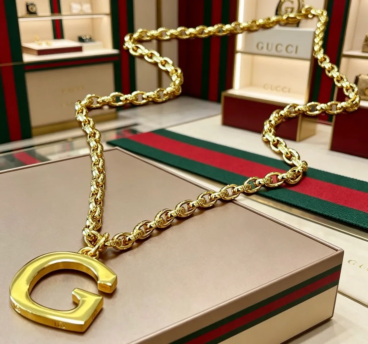 Collier Gucci Chaîne Chunky Curb-Link en Or avec Pendentif G Sculpté Oversized 9