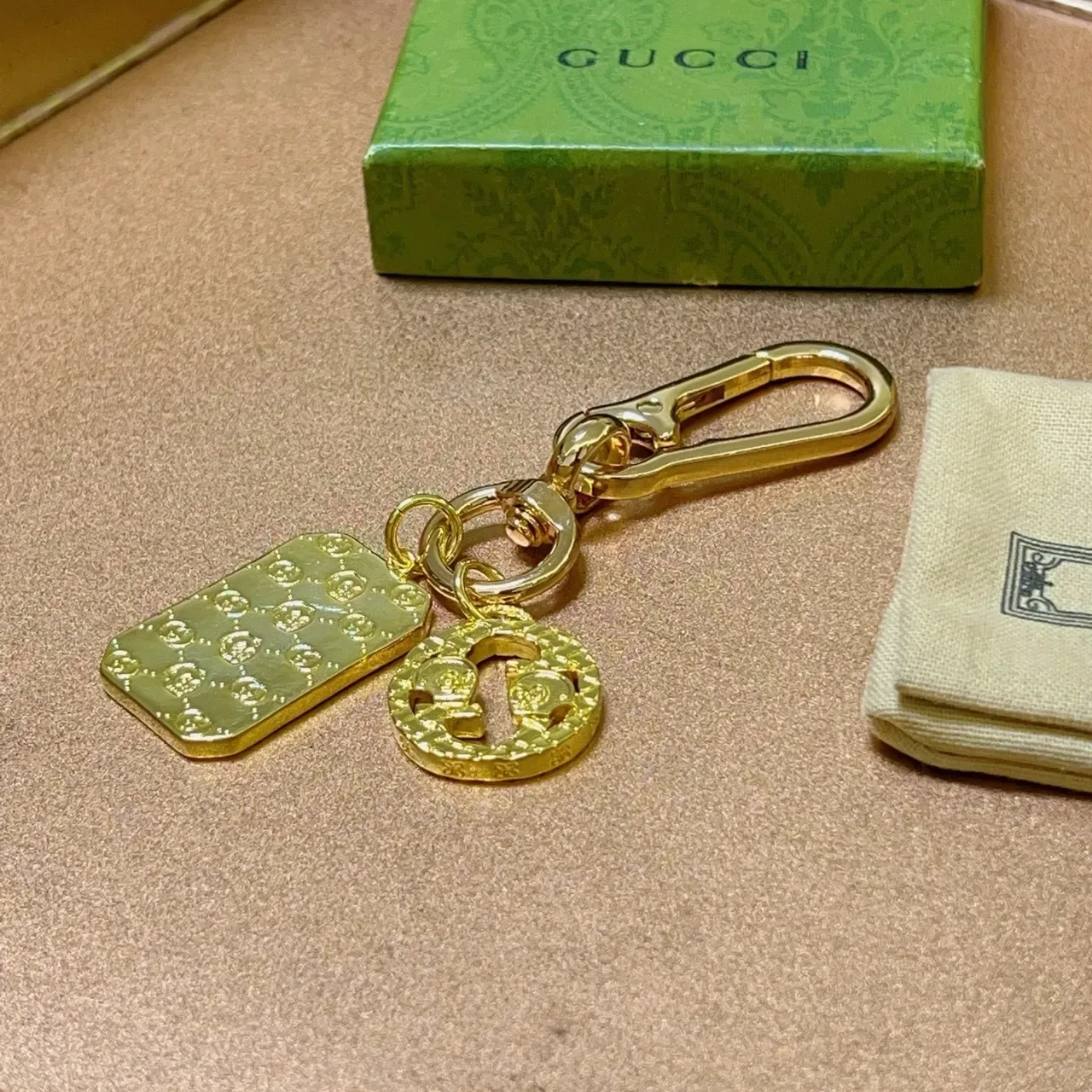 Gucci Charm Double G Logo en métal doré vert 2