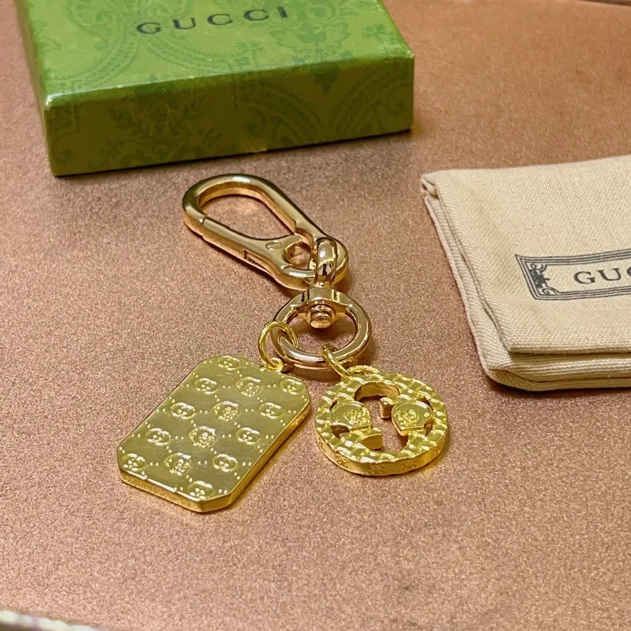 Gucci Charm Double G Logo en métal doré vert 3