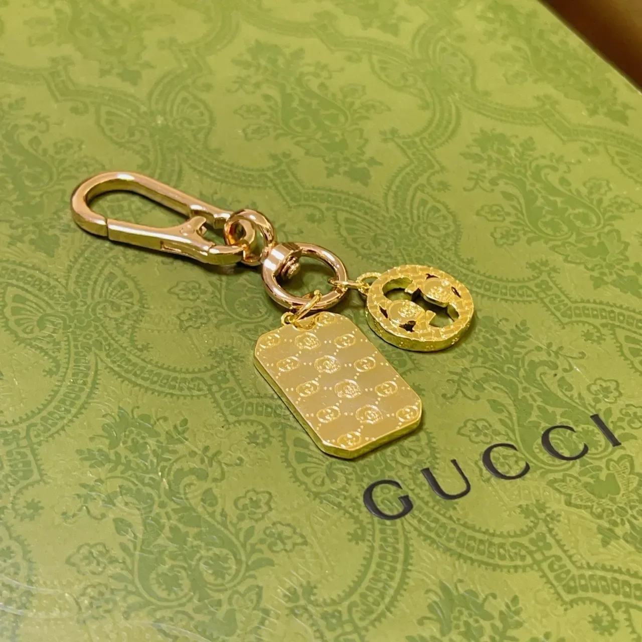 Gucci Charm Double G Logo en métal doré vert 4