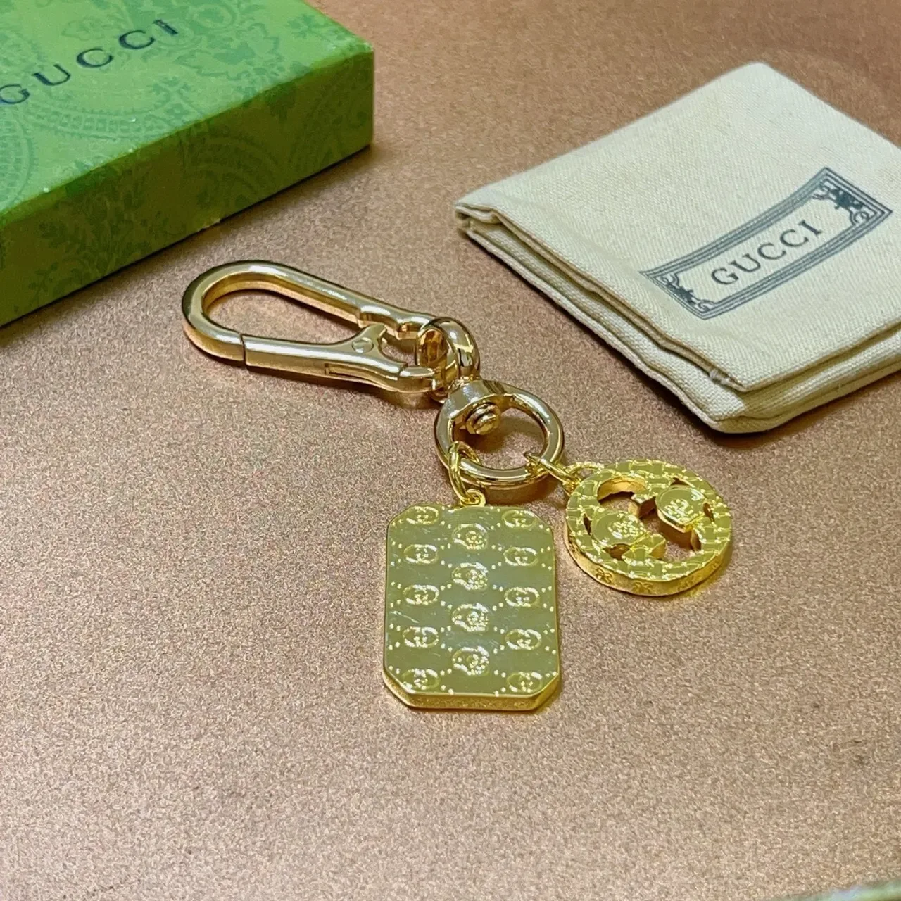 Gucci Charm Double G Logo en métal doré vert 5