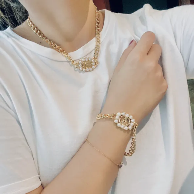 Gucci সোনালী সাদা Curb পার্ল-এমবেলিশড Double G Logos চেইন ব্যাগ 9