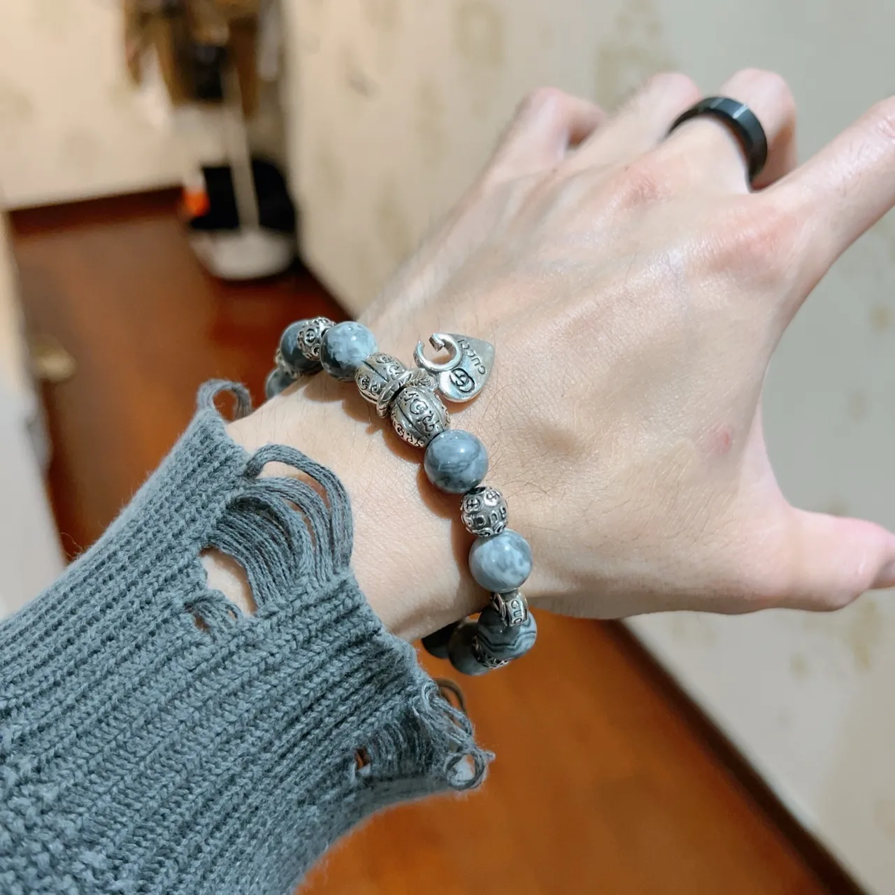 Gucci Pulsera con Piedras de Mármol Gris y Plata Charms de Metal 2