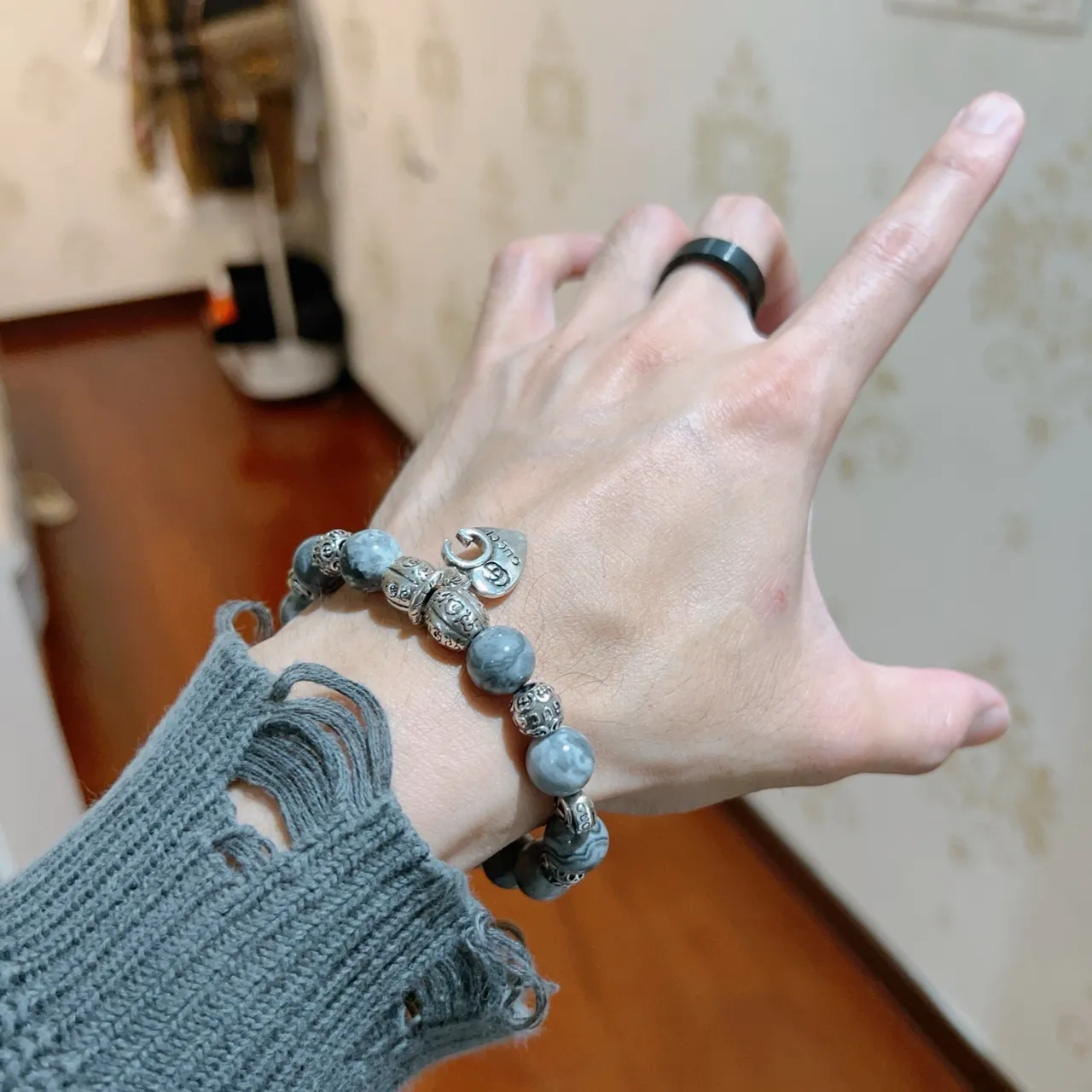 Gucci Pulsera con Piedras de Mármol Gris y Plata Charms de Metal 5