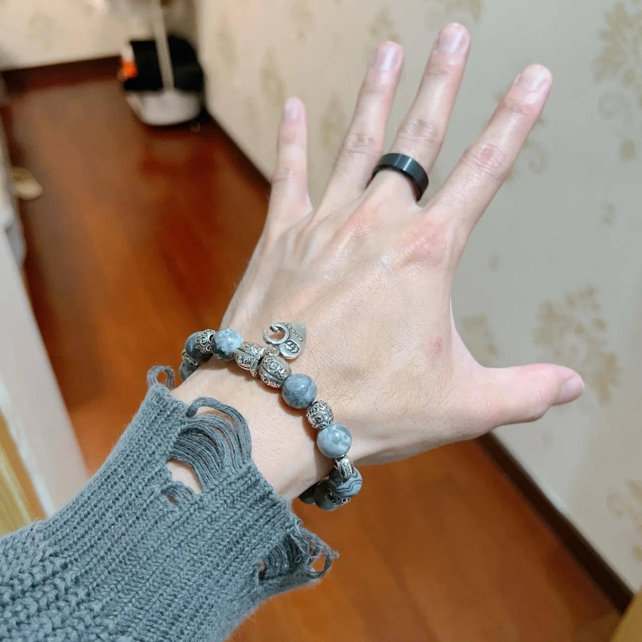 Gucci Pulsera con Piedras de Mármol Gris y Plata Charms de Metal 8