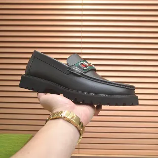 Gucci Horsebit 1955 لوفر جلد أسود وأخضر مع حزام