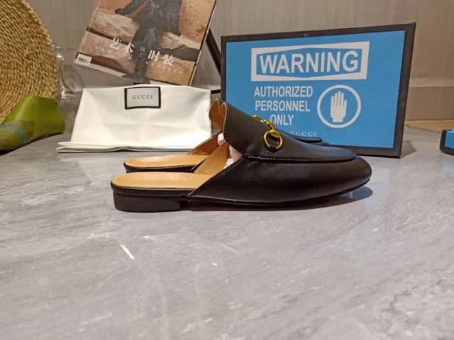 Gucci Horsebit 1955 黑色皮革金 Horsebit 穆勒乐福鞋 2