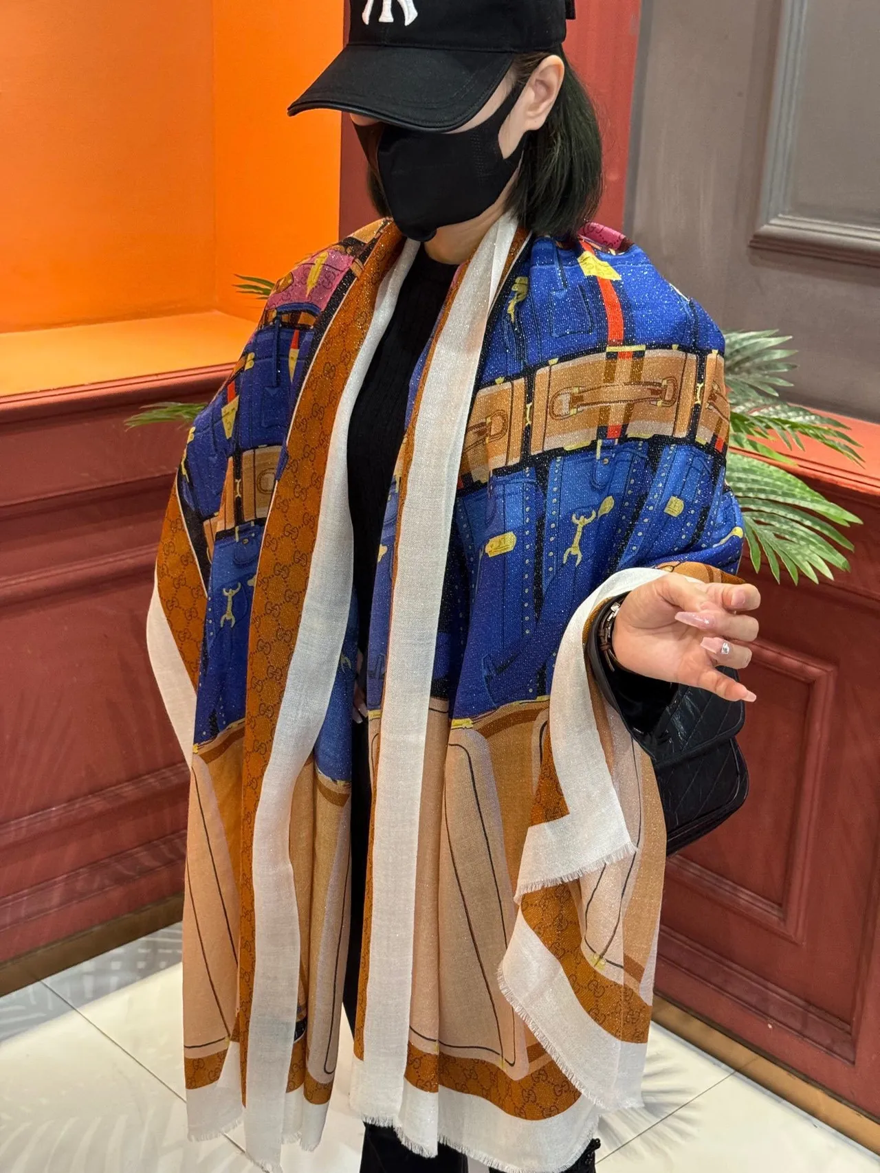 Gucci bufanda de seda marrón y azul con estampado de equipaje 2