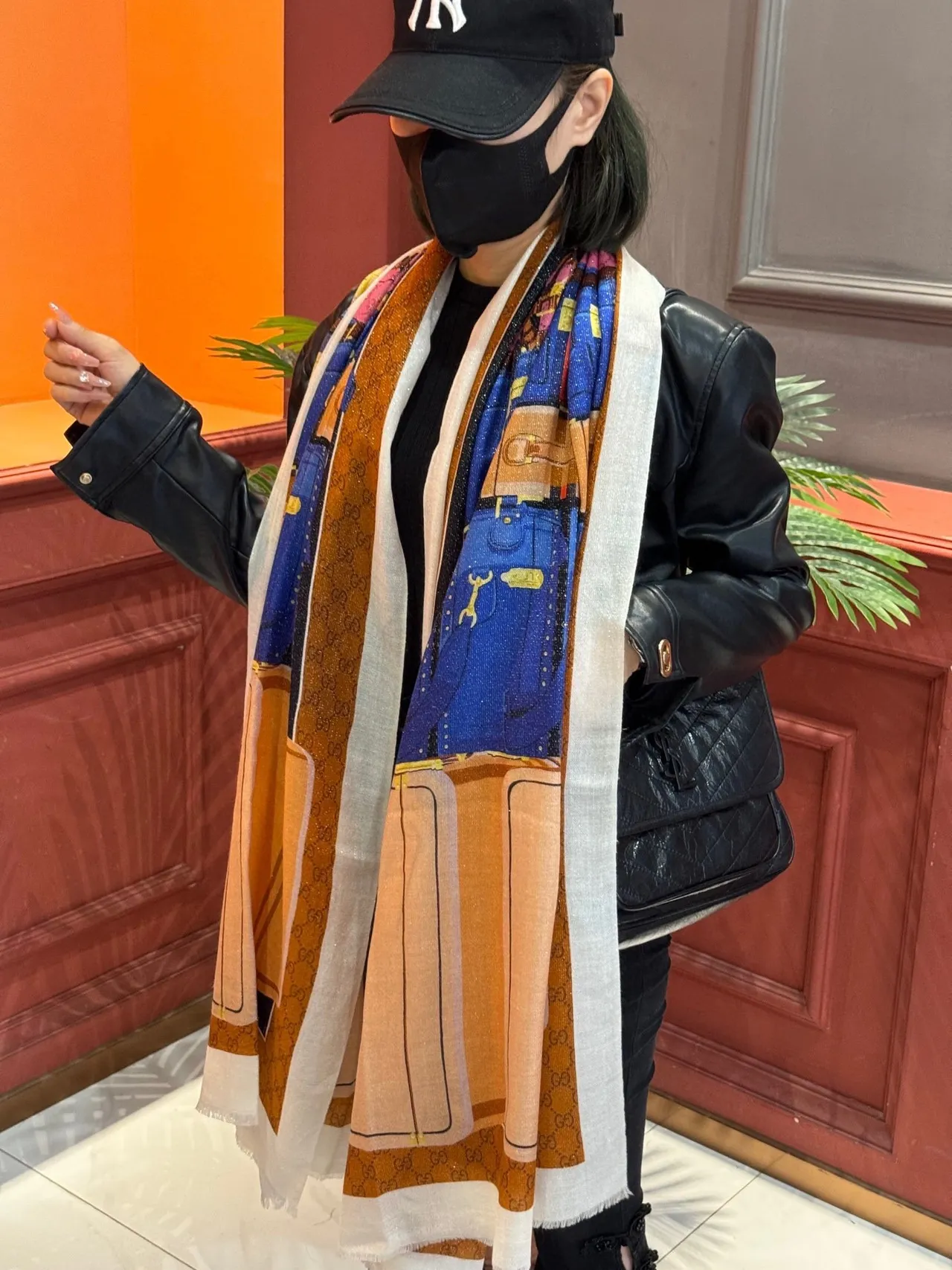 Gucci bufanda de seda marrón y azul con estampado de equipaje 3