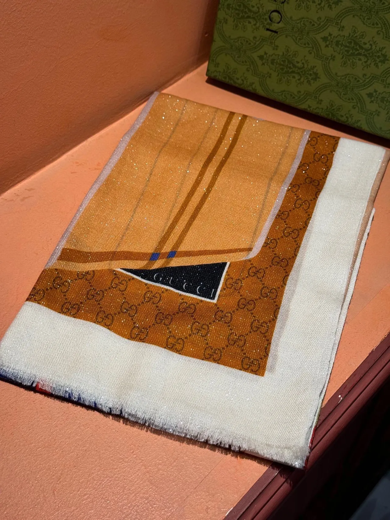 Gucci bufanda de seda marrón y azul con estampado de equipaje 6