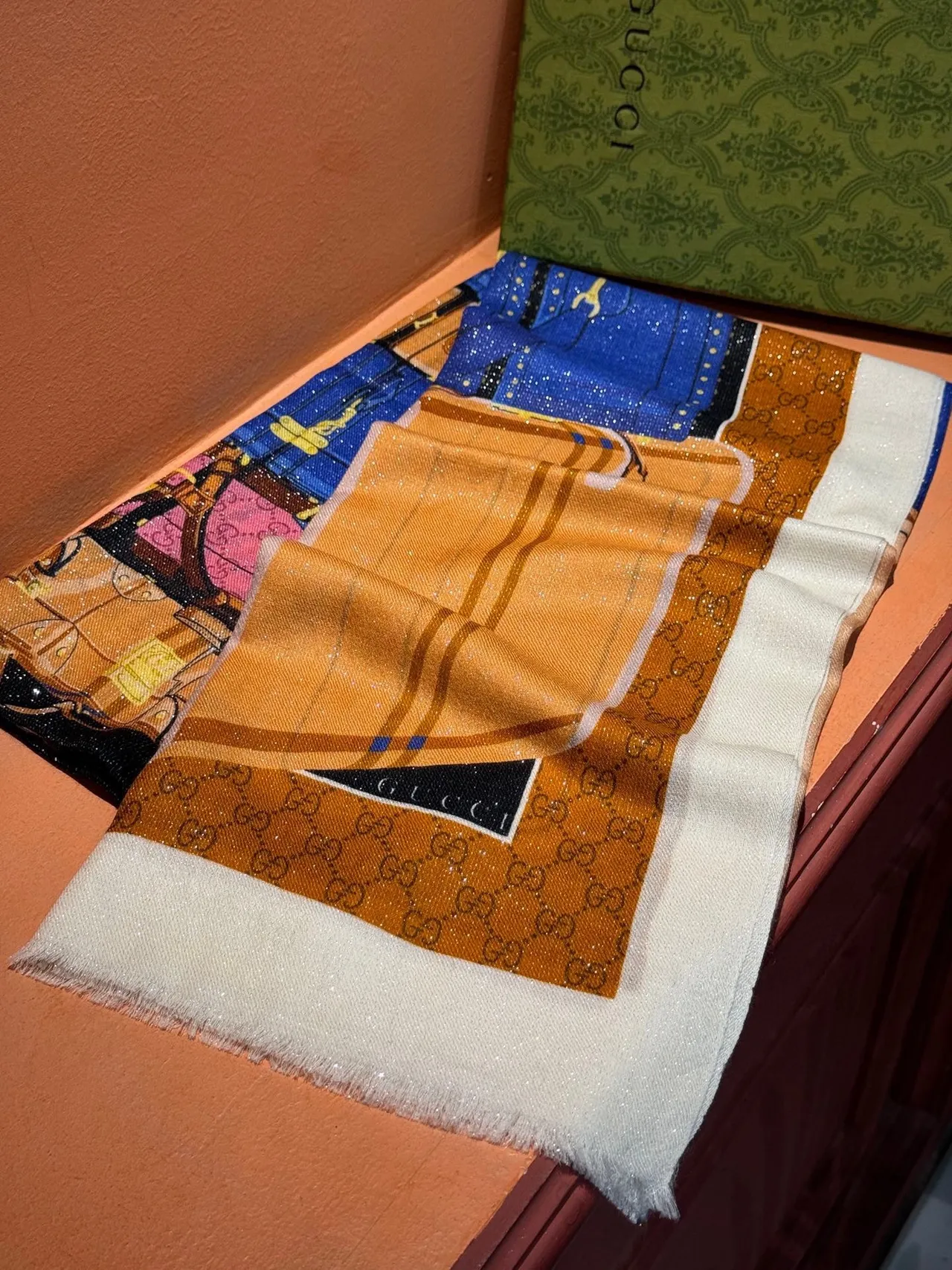 Gucci bufanda de seda marrón y azul con estampado de equipaje 7
