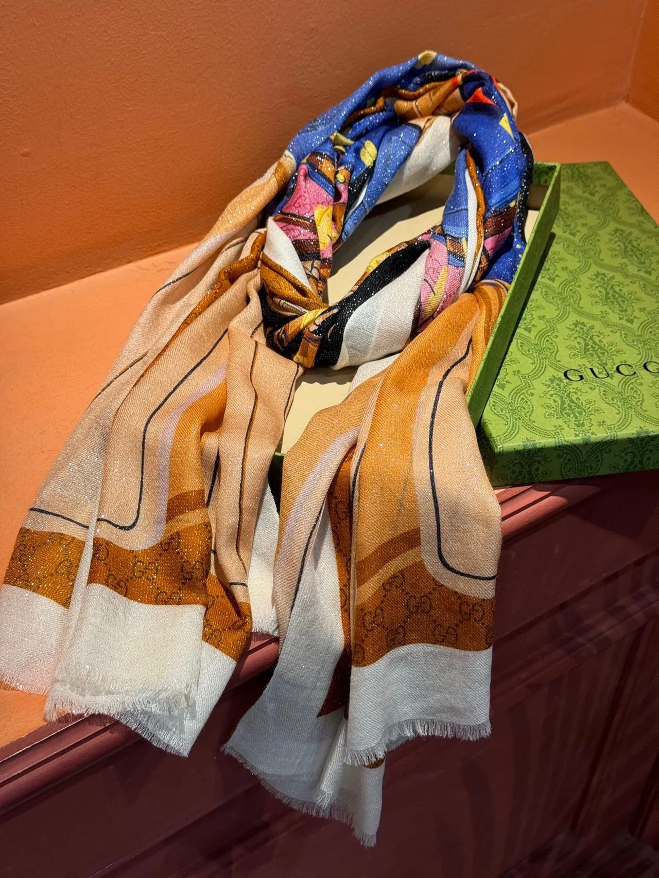 Gucci bufanda de seda marrón y azul con estampado de equipaje 8