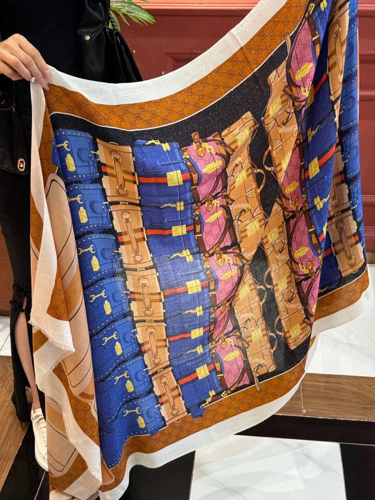 Gucci bufanda de seda marrón y azul con estampado de equipaje 9