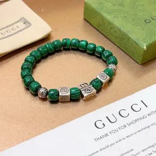 سوارة Gucci بحبات مالاكايت و Interlocking G تعليقة متشابكة
