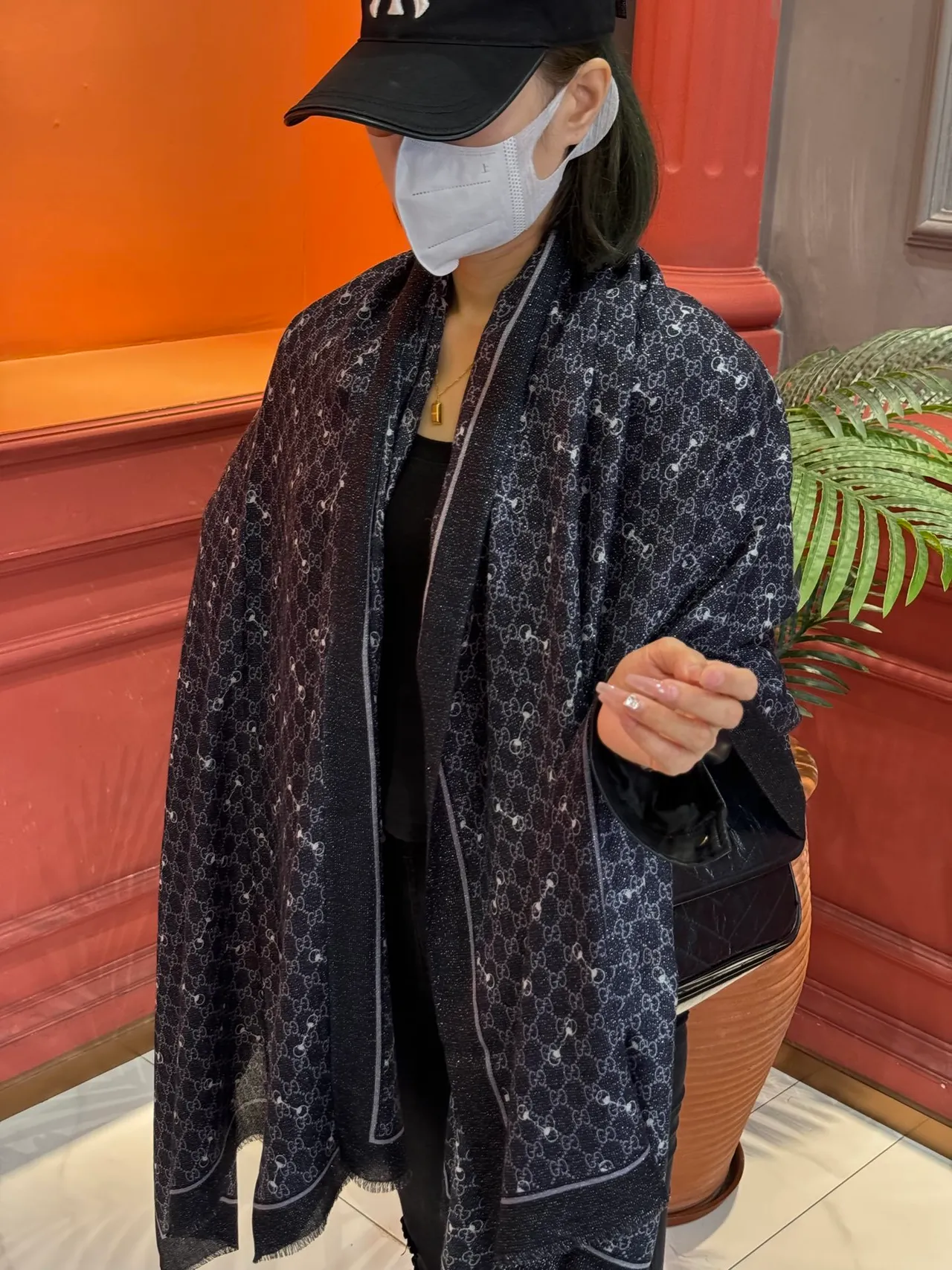 गुच्ची नेवी और सफेद रंग का मोनोग्राम पैटर्न वाला फ्रिंज्ड किनारा सिल्क स्कार्फ 2
