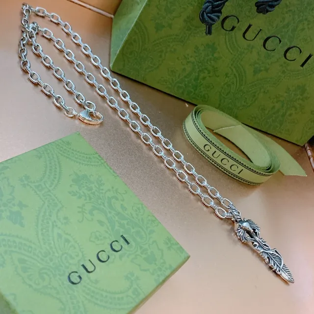 Gucci 精致的银色羽毛动物头吊坠项链 4