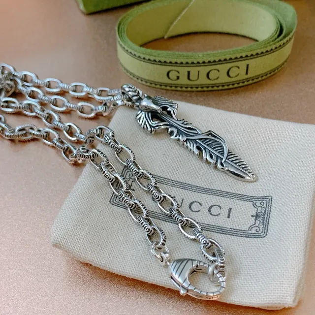 Gucci 精致的银色羽毛动物头吊坠项链 9