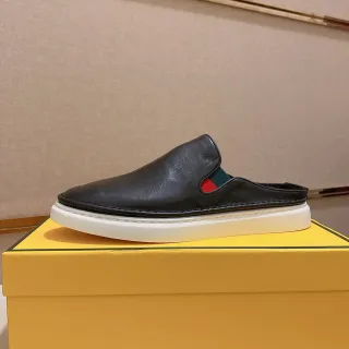 Gucci Princetown काले चमड़े के वेब-ट्रिम्ड स्लिप-ऑन लूफर्स
