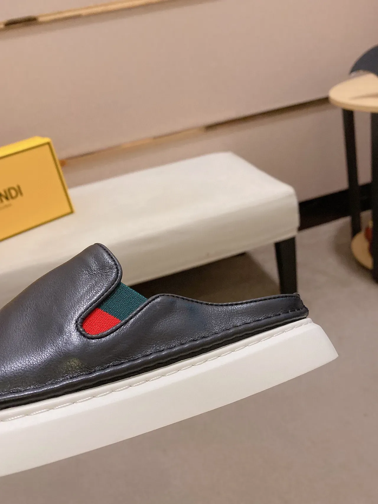 Gucci Princetown mocasines de cuero negro con detalle web 4