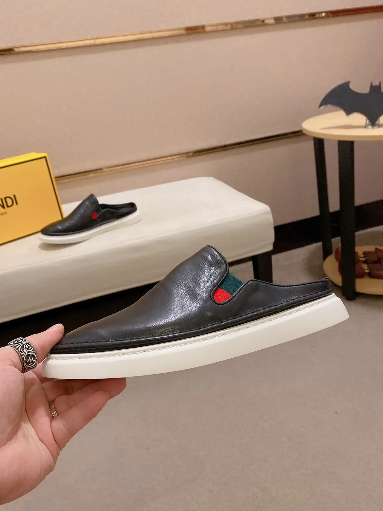 Gucci Princetown mocasines de cuero negro con detalle web 8