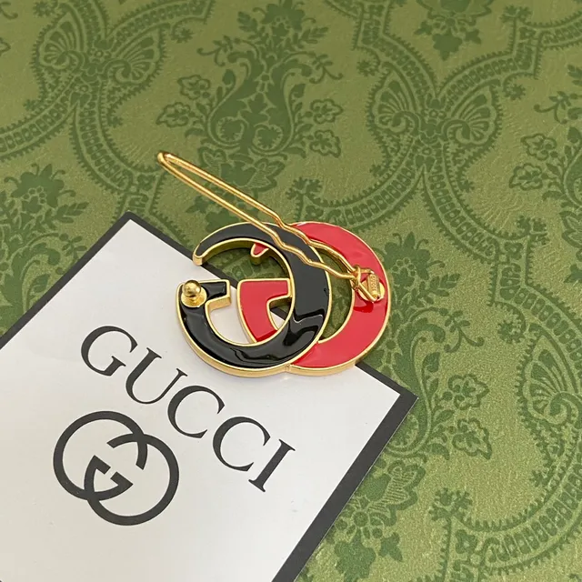 Gucci broche vermelho preto esmaltado com logo G interlocking 3