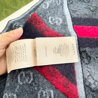 Gucci cachecol de cachemira com textura de lã como tecida, padrão xadrez vermelho e preto