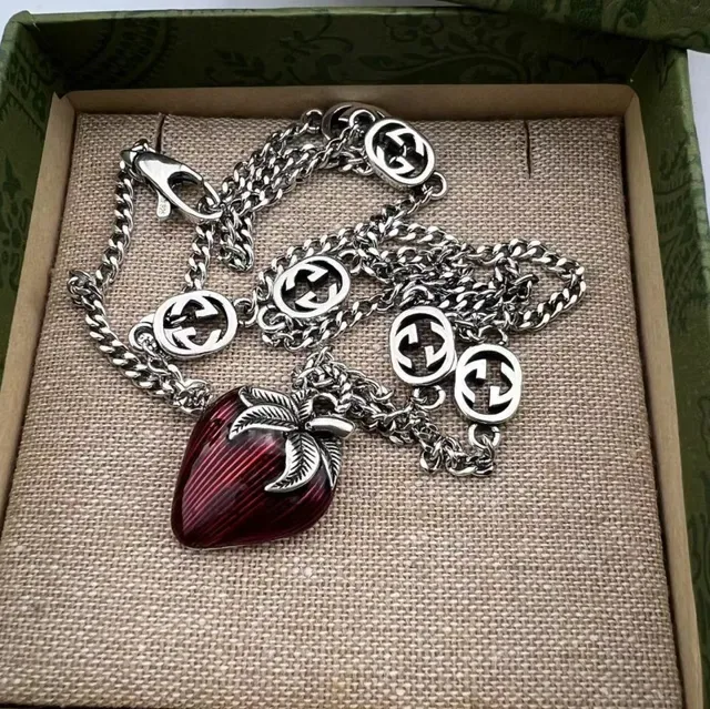 Collier Gucci Pendentifs Émail Fraise Rouge Argent Interlocking G Logo Chaîne 4