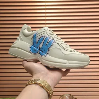 Gucci Rhyton Tênis chunky bege com sola azul painel lateral gráfico