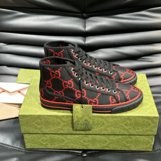 Gucci Screener 黑色和红色 GG Monogram 生活方式运动鞋