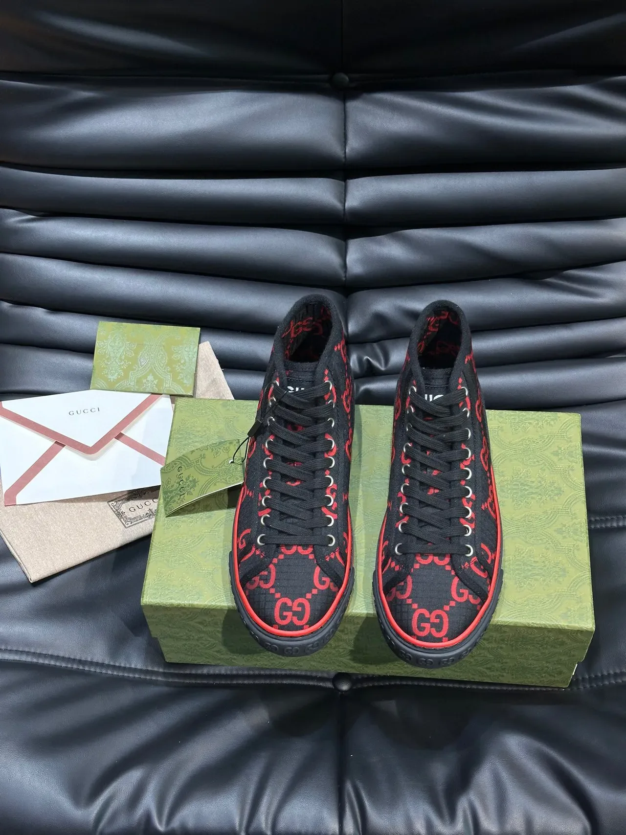 Gucci Screener Sneakers Noir et Rouge GG Monogram Style de Vie 2