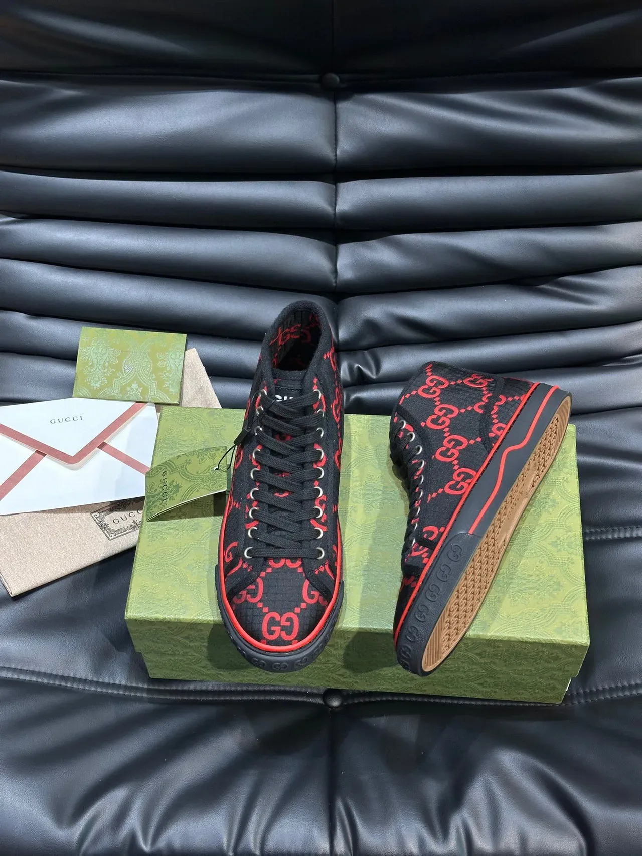 Gucci Screener Sneakers Noir et Rouge GG Monogram Style de Vie 3
