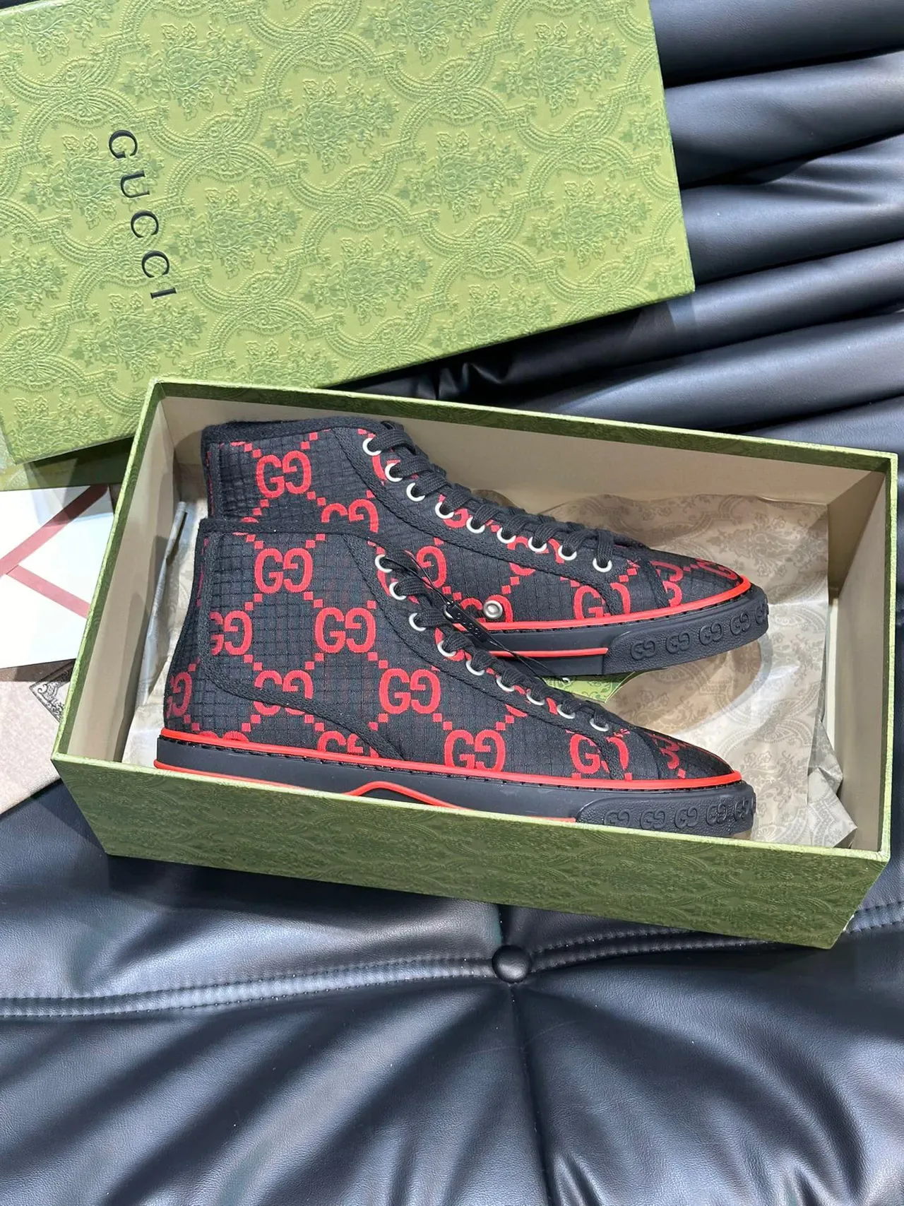 Gucci Screener Sneakers Noir et Rouge GG Monogram Style de Vie 4