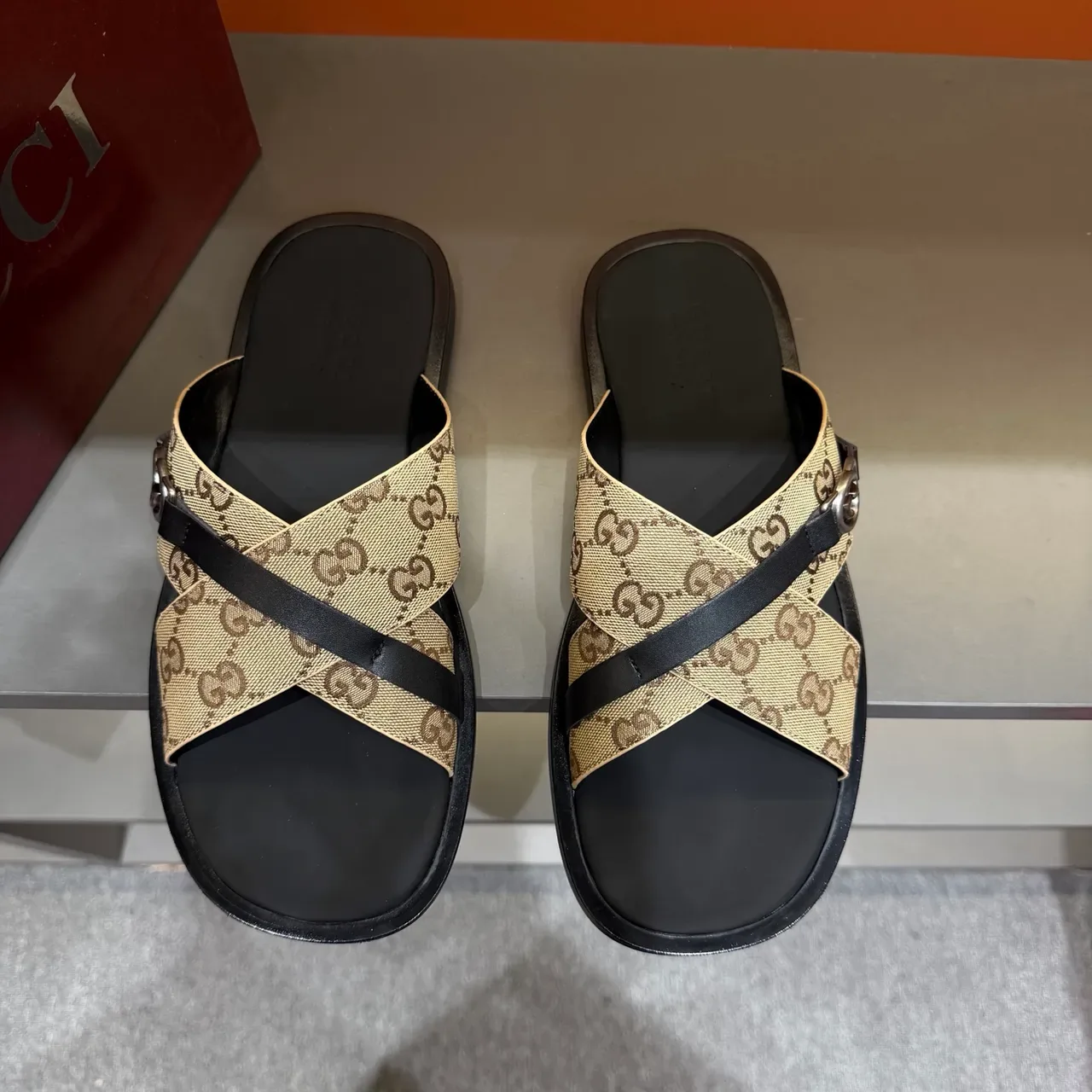 Gucci Screener Sandálias Slide com correa cruzada e impressão de logo 2