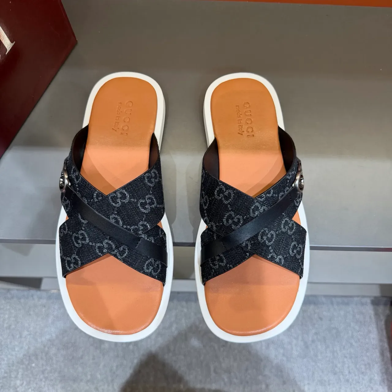 Gucci Screener Sandálias Slide com correa cruzada e impressão de logo 3