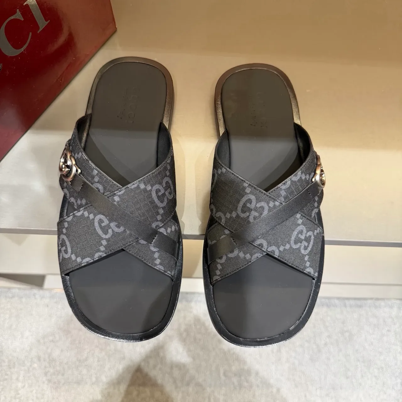 Gucci Screener Sandálias Slide com correa cruzada e impressão de logo 4