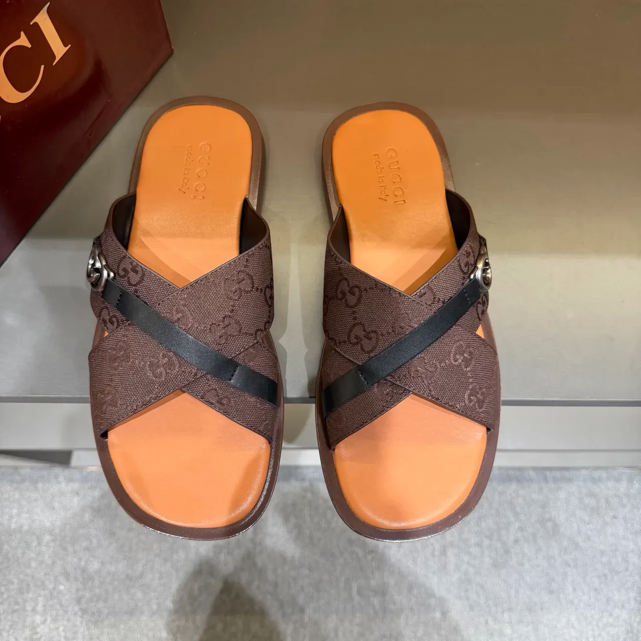Gucci Screener Sandálias Slide com correa cruzada e impressão de logo 5