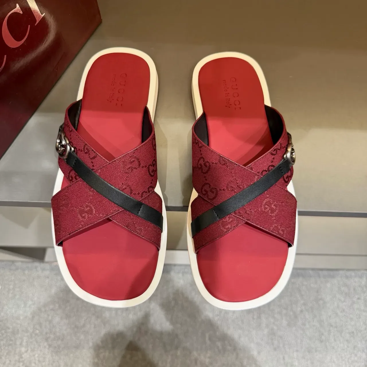 Gucci Screener Sandálias Slide com correa cruzada e impressão de logo 6
