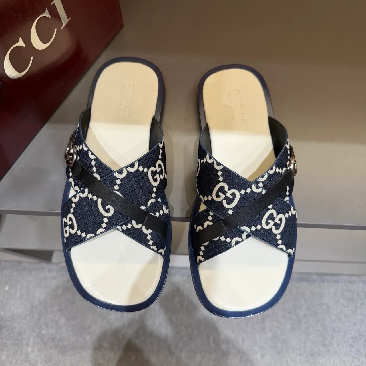 Gucci Screener Sandálias Slide com correa cruzada e impressão de logo 7