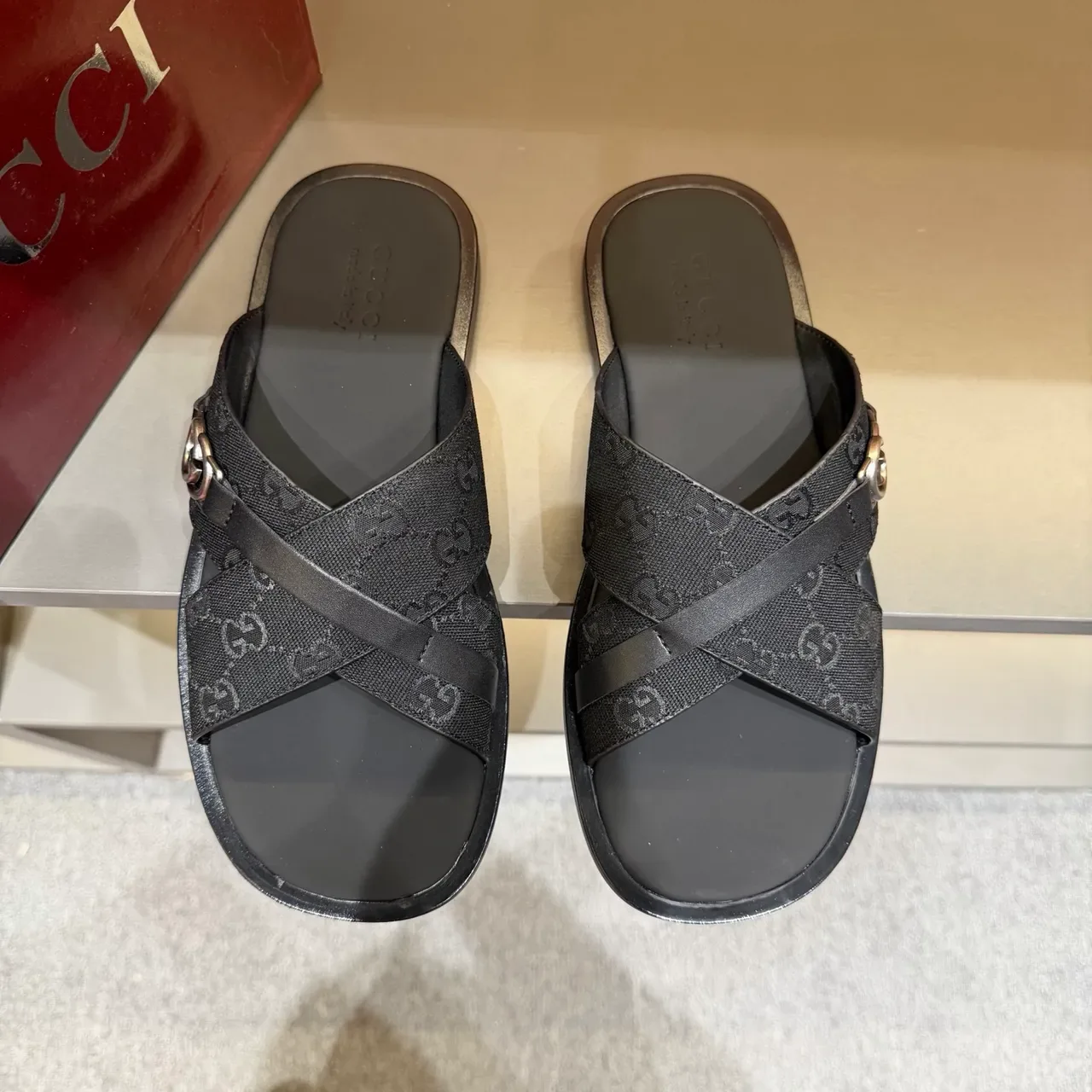 Gucci Screener Sandálias Slide com correa cruzada e impressão de logo 8