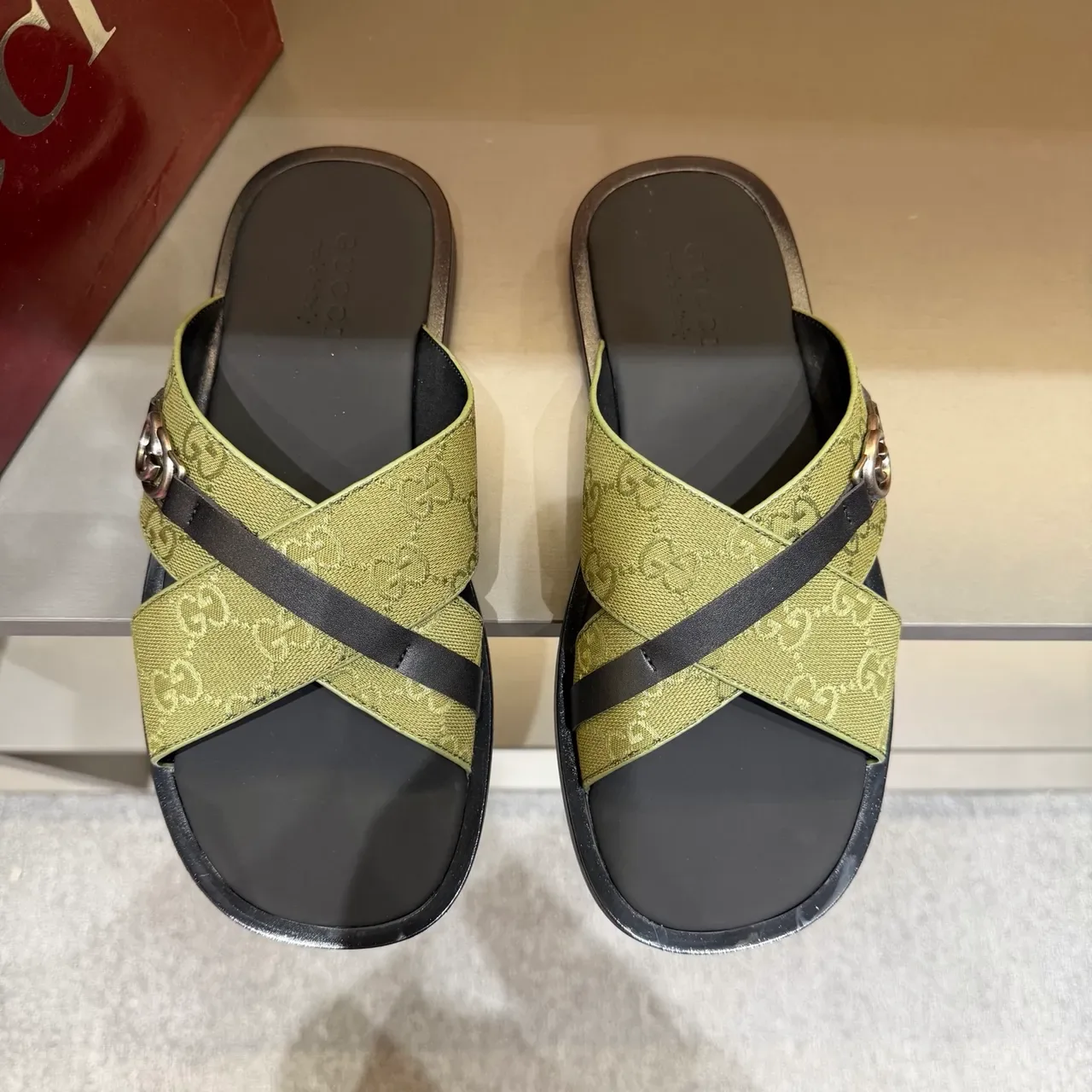 Gucci Screener Sandálias Slide com correa cruzada e impressão de logo 9